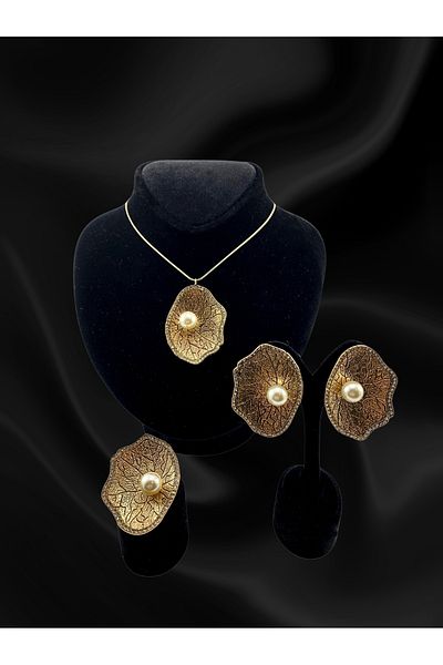 FAYRA ACCESSORIES Pearl Detailed Mussel Set