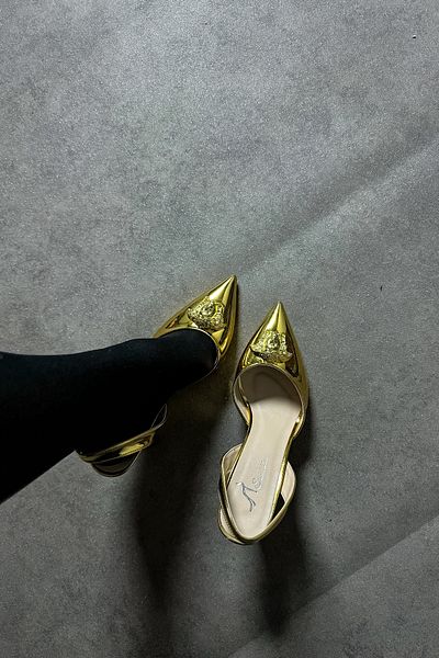 SHOEBELLAS Pantofi cu toc pentru femei Blade Aur din piele lăcuită cu cataramă