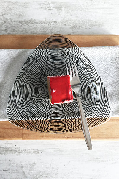 Sunu Organic Line Siyah Spiral Desenli Üçgen Cam Tabak-23 cm