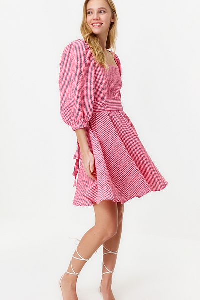 Trendyol Collection Μίνι υφαντό φόρεμα με φούξια καρό μέση με τετράγωνο γιακά με άνοιγμα TWOAW22EL0051