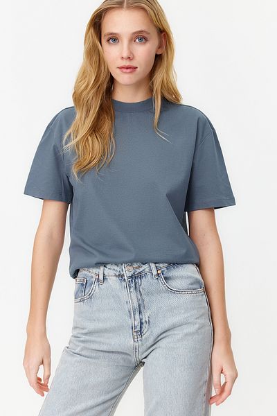 Trendyol Collection Dunkelgraues Basic-Strick-T-Shirt aus 100 % Baumwolle mit Stehkragen TWOAW20TS0096