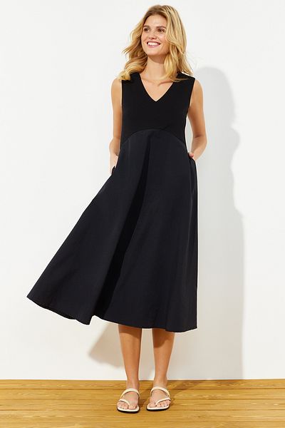 Trendyol Collection Černé maxi tkané šaty s otevřeným pasem TWOSS24EL00153