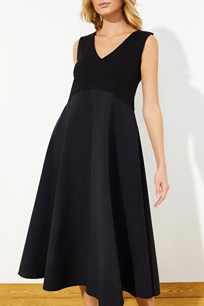 Trendyol Collection Černé maxi tkané šaty s otevřeným pasem TWOSS24EL00153