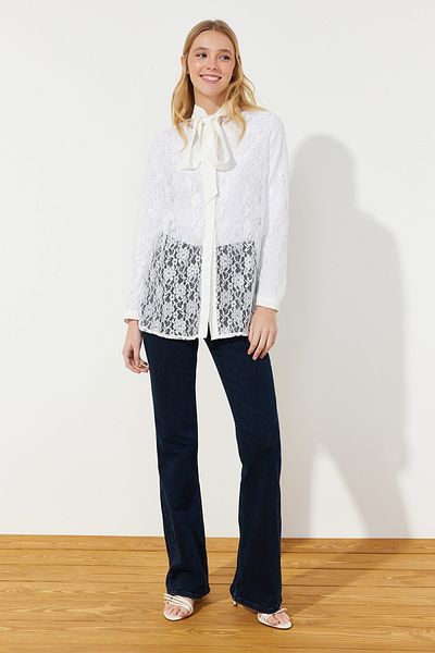 Trendyol Modest Stilvolles, gewebtes Hemd mit weißer Stickerei und Spitze TCTSS24TG00000