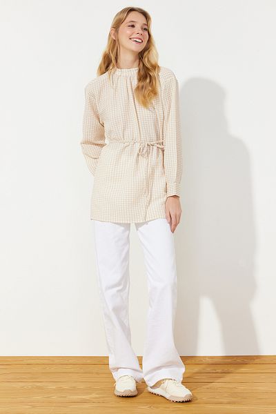 Trendyol Modest Beigefarbene, gewebte, karierte Seersucker-Tunika mit Gürtel TCTSS24UK00014