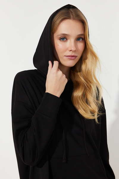 Trendyol Modest Oversize pletené teplákové šaty s kapucí – černá klokaní kapsa TCTSS24EB00092