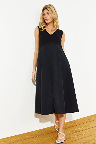 Trendyol Collection Černé maxi tkané šaty s otevřeným pasem TWOSS24EL00153