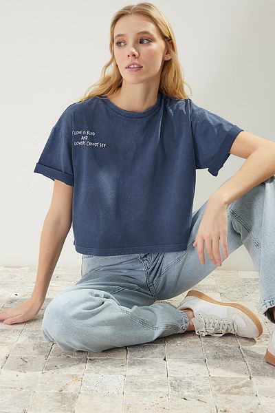 Trendyol Collection Indigo 100% bavlna s vybledlým efektem Potištěný Crop Crew Krk Pletené tričko TWOSS23TS00117