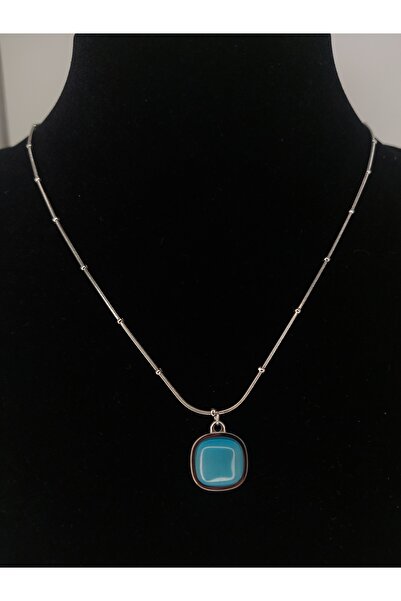 Romea قلادة مربعة الشكل من حجر دوريكا باللون الأزرق الفيروزي ومضادة للتشويه