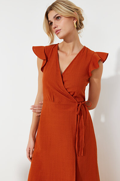 Trendyol Collection Dlaždicový dvouřadý volánkový detail Plátěný vzhled Midi tkané šaty TWOSS24EL00071