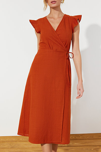 Trendyol Collection Dlaždicový dvouřadý volánkový detail Plátěný vzhled Midi tkané šaty TWOSS24EL00071