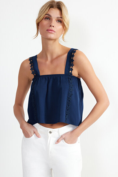 Trendyol Collection Bluză cu țesătură șifonată detaliată din dantelă bleumari...