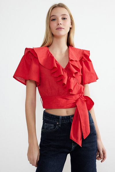 Trendyol Collection Λεπτομερής υφασμένη μπλούζα με κόκκινο βολάν και γραβάτα TWOSS20BZ0351
