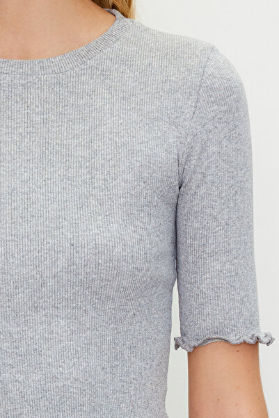 Trendyol Collection Šedá melanžová žebrovaná přiléhavá pletená halenka s výstřihem TWOSS23BZ00025