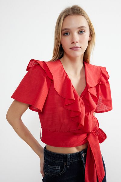 Trendyol Collection Λεπτομερής υφασμένη μπλούζα με κόκκινο βολάν και γραβάτα TWOSS20BZ0351
