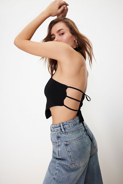 Trendyol Collection Μαύρη πλεκτή μπλούζα με γιακά με λεπτομέρεια στην πλάτη TWOSS24BZ00203