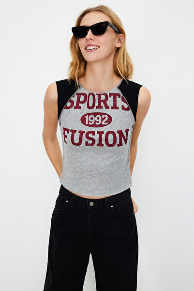 Trendyol Collection Tricou tricotat crop crop cu imprimeu cu slogan colorat a...