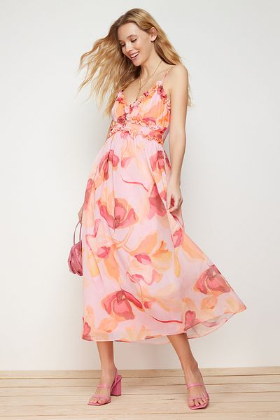 Trendyol Collection Rosa A-Ausschnitt Maxikleid aus gewebtem Chiffon mit Blumenmuster, Rüschendetail und Futter TWOSS23EL02013