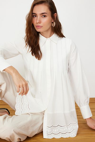 Trendyol Modest Ecrufarbenes, gewebtes Baumwollhemd mit Stickereidetail TCTSS24TG00017