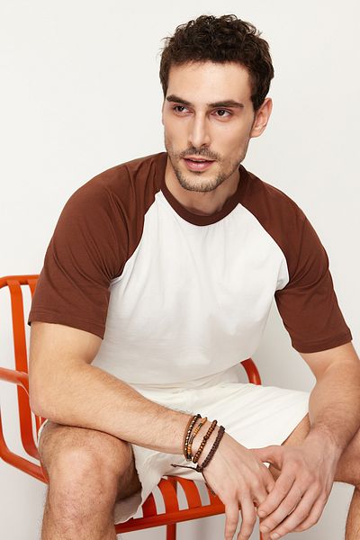 Trendyol Collection Dunkelbraunes T-Shirt mit kurzen Ärmeln und normaler Passform – TMNSS20TS0182