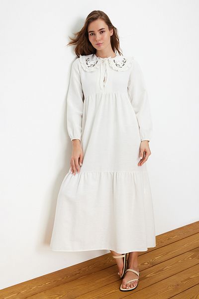 Trendyol Modest Ecrufarbenes, gewebtes Kleid mit halber Knopfleiste und besticktem Kragen in Leinenoptik TCTSS23EB00257