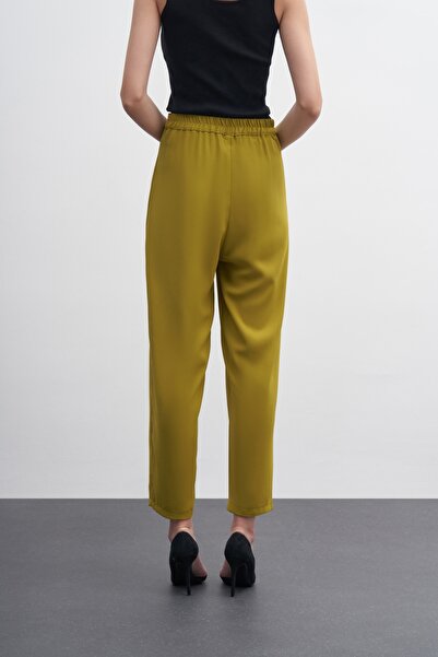 EBU Prive Γυναικείο παντελόνι κρεπ με διπλό πλισέ καρότο λαδί πράσινο