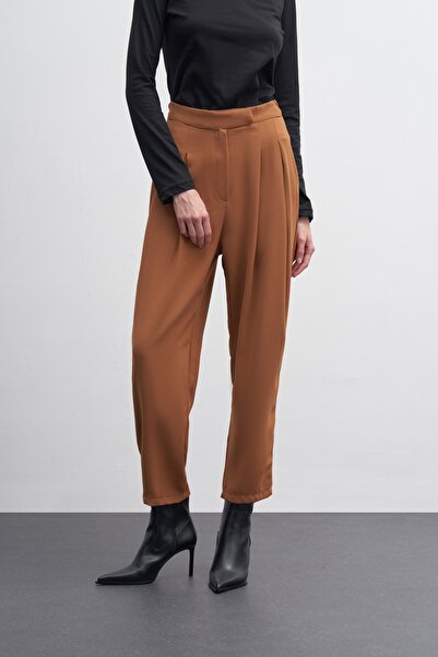 EBU Prive Γυναικείο παντελόνι κρεπ με διπλό πλισέ καρότο με κέλυφος καρυδιού