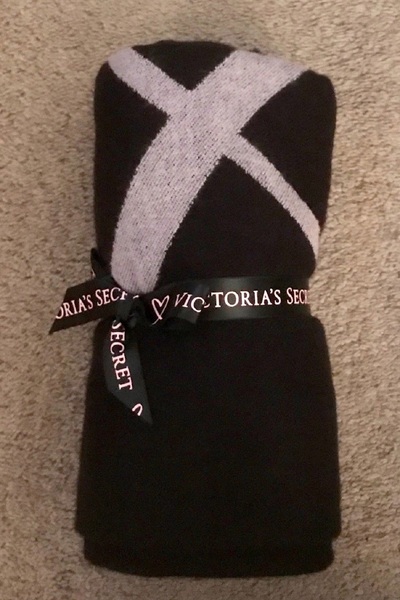 Victoria's Secret VS Love Logolu Kaşmir Dokulu Tek Kişilik Siyah Şal Battaniye