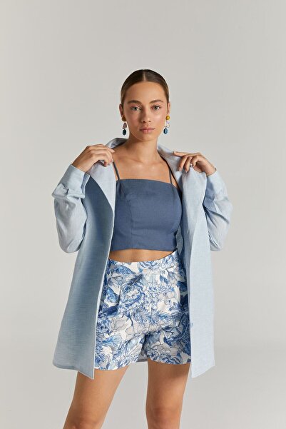 Nur OSKAY Mavi Keten Gömlek Ceket Ve Desenli Şort Takım