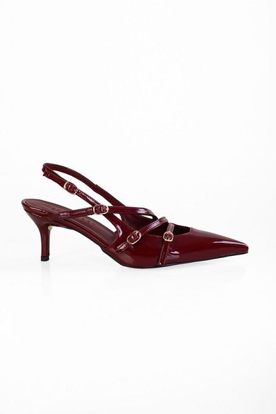 Shoeberry Joelle – Spitz zulaufender Stilettoabsatz aus Lackleder in Weinrot mit Gürtelschnalle für Damen