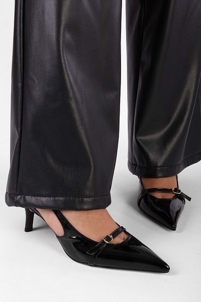 Shoeberry Royalschwarzer Stilettoabsatz aus Lackleder für Damen mit Gürtelschnalle