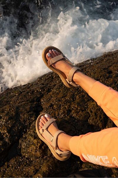 NİŞANTAŞI SHOES Dunkelbeige Step-Damensandalen mit Klettverschluss und flacher Sohle