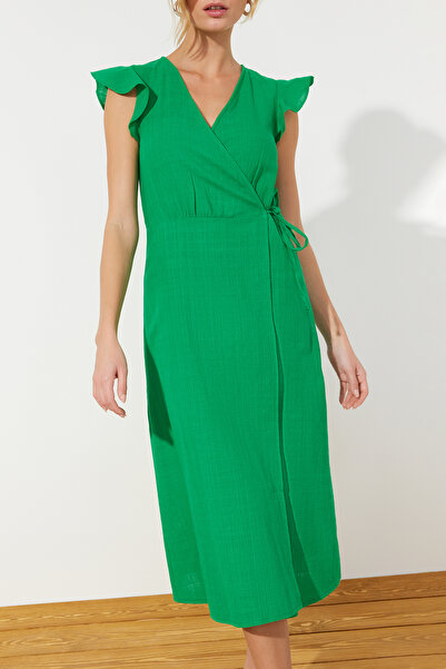 Trendyol Collection Zielona, dwurzędowa, tkana sukienka midi z falbaną i szczegółowym lnianym wykończeniem TWOSS24EL00071