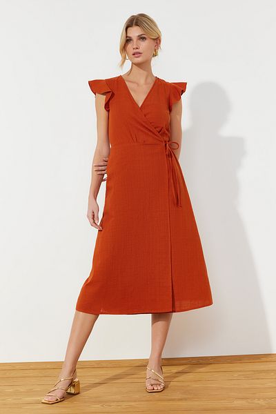Trendyol Collection Dlaždicový dvouřadý volánkový detail Plátěný vzhled Midi tkané šaty TWOSS24EL00071