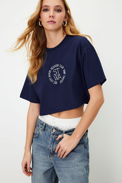 Trendyol Collection Sötétkék 100% pamut hímzett Crop Crew nyakú kötött póló TWOSS23TS00229
