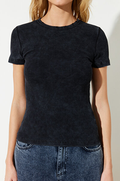 Trendyol Collection Czarny, podstawowy, sztruksowy, bawełniany, rozciągliwy T-shirt z dzianiny w stylu vintage/wyblakłym TWOSS24TS00000