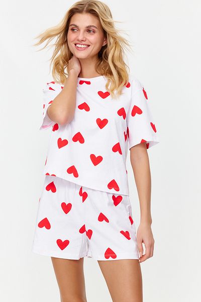 Trendyol Collection Weißes Pyjama-Set aus Strick mit Herzmotiv – 100 % Baumwolle THMSS24PT00029