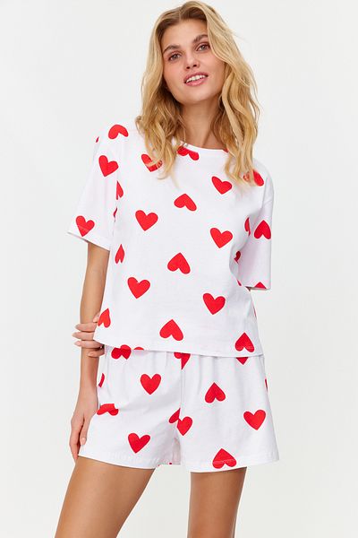 Trendyol Collection Weißes Pyjama-Set aus Strick mit Herzmotiv – 100 % Baumwolle THMSS24PT00029