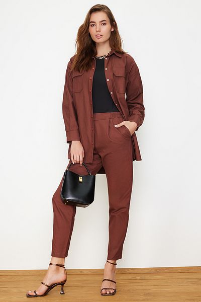 Trendyol Modest Σκούρο καφέ με λεπτομερές κλείσιμο πουκάμισο-παντελόνι υφασμένο κοστούμι TCTAW22US0013