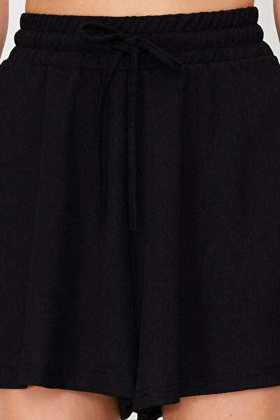 Kolekcia Trendyol Čierny uvoľnený strih s pravidelným zavinovaním do pása/textúrované pletené šortky TWOSS22SR0212