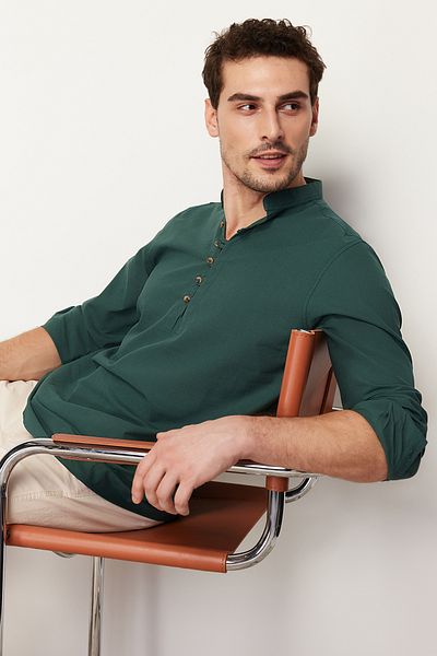 Trendyol Collection Dunkelgrünes Slim-Fit-Hemd mit halber Knopfleiste und vorherrschendem Kragen aus 100 % Baumwolle TMNSS20GO0097