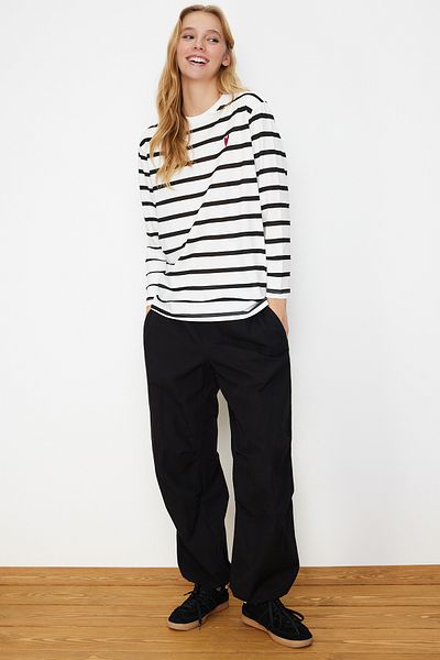 Trendyol Modest Weißes, langärmliges gestricktes Tunika-T-Shirt aus Single Jersey mit Streifen und Herzstickerei TCTSS24UK00030