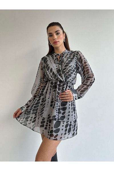 Laluvia Anthrazitfarbenes Chiffonkleid mit Kragen und Muster