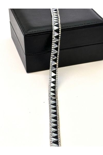 ODDA TASARIM ATÖLYESİ Iron adherent center triangle stone detail strip