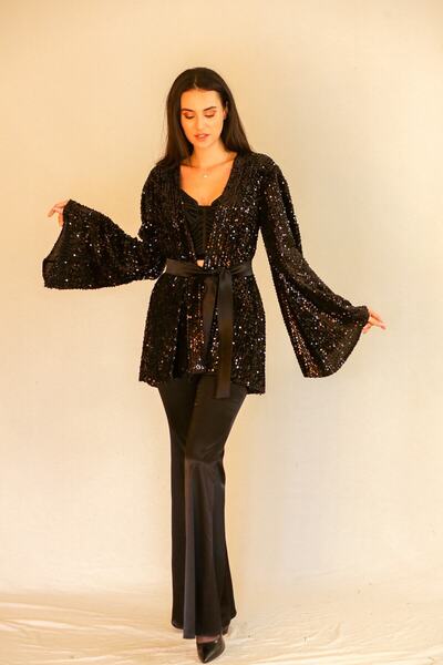 Nur OSKAY Siyah Kadife Payetli Kimono Ve Siyah Likralı Saten Ispanyol Yılbaşı Paça Pantolon Takım