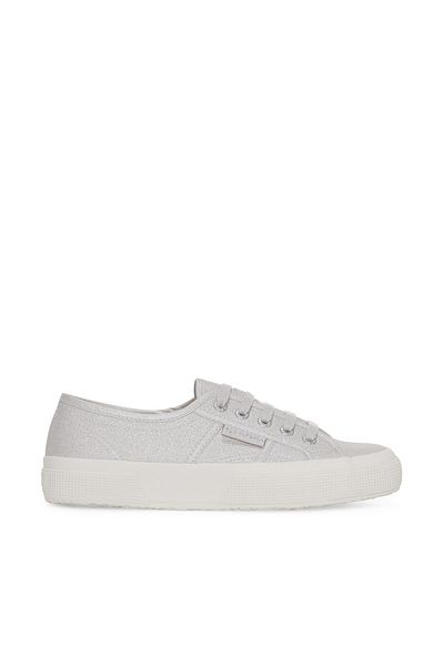 Superga 2750 حذاء رياضي نسائي باللون البيج من قماش اللؤلؤ غير اللامع