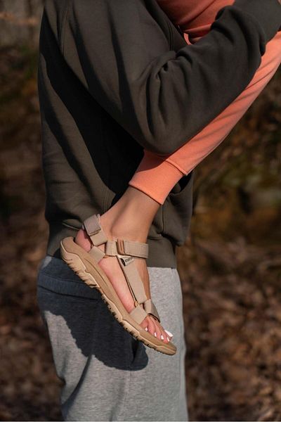NİŞANTAŞI SHOES Dunkelbeige Step-Damensandalen mit Klettverschluss und flacher Sohle
