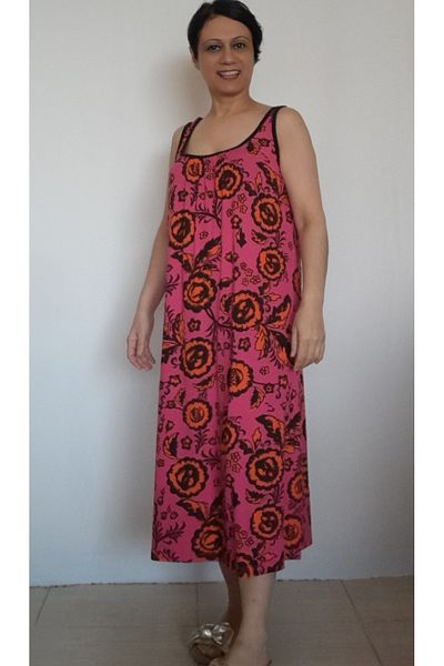 Mertcan Butik Φόρεμα με λουράκι από χτενισμένο βισκόζη με ροζ μαύρο λουλουδάτο σχέδιο με συσπειρωμένο μπροστινό και πίσω μέρος