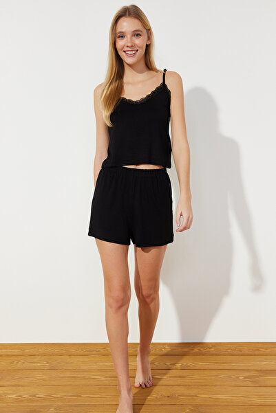 Trendyol Collection Černý krajkový provazový popruh s viskózovými šortkami Pletený pyžamový set THMSS24PT00007