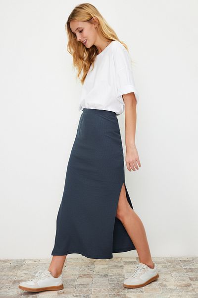 Trendyol Collection Világos antracit hasított, részletesen illeszkedő, magas derékú, bordázott, rugalmas maxi kötött szoknya TWOSS22ET0449